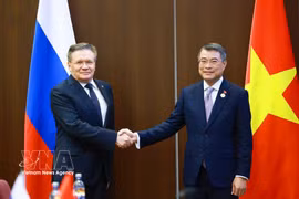 Le Premier ministre Le Minh Hung et le directeur général de Rosatom, Alexey Likhachev. Photo: VNA
