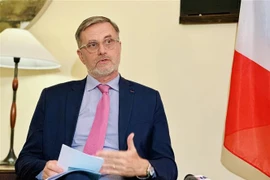 L’ambassadeur de France au Vietnam, Olivier Brochet, lors de la rencontre avec la presse, le 23 mai à Hanoï. Photo : CVN/VNA