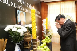 Le dirigeant lao, Thongloun Sisoulith, rend hommage à l'ancien président Tran Duc Luong. Photo: VNA