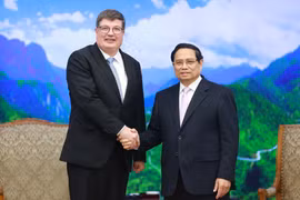 Le Premier ministre Pham Minh Chinh (droite) et le ministre finlandais Arto Olavi Satonen. Photo: VNA