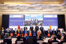 Le secrétaire général du Parti communiste du Vietnam (PCV) et président du Vietnam, To Lam, et le ministre en chef de l’État du Maharashtra, Shri Devendra Fadnavis, à la cérémonie d’échange d’accords de coopération entre des entreprises vietnamiennes et indiennes. Photo: VNA