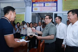 Le Premier ministre Pham Minh Chinh effectue une inspection du fonctionnement du modèle d’administration locale à deux niveaux à An Giang. Photo: VNA
