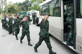 Les militaires participant à la mission humanitaire au Myanmar montent dans le bus pour se diriger vers l'aéroport de Noi Bai. Photo : qdnd.vn