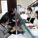 Les contribuables pourront également déduire les cotisations obligatoires d’assurance ainsi que les contributions versées aux fonds caritatifs et humanitaires. Photo: VNA