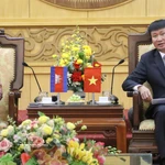 La présidente du Conseil national du Front de solidarité pour le développement de la patrie du Cambodge, Men Sam An et le secrétaire du Comité provincial du Parti de Ninh Binh, Tran Huy Tuan. Photo: VNA