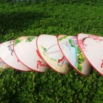 Des chapeaux coniques du village de Sai Nga deviennent un souvenir unique pour les touristes visitant ce village artisanal. Photo : langngheviet.com.vn.jpg