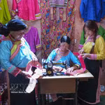 Des savoir-faire ancestraux, comme la fabrication de chaussures chez les Xạ Phang ou la broderie traditionnelle chez les Mong, continuent ainsi de se transmettre de génération en génération, témoignant à la fois de la richesse de l’identité culturelle et de la vitalité des communautés locales. Photo: VNA