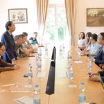 Séance de travail de la délégation de la Maison d’édition de l’éducation du Vietnam avec le professeur et docteur Dang Hoang Linh, chargé d’affaires de l’ambassade du Vietnam à Berlin. Photo: VNA