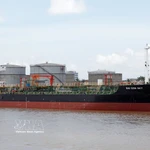 Importation de produits pétroliers au port de Hai Phong. Photo : VNA