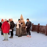Plusieurs touristes sont ravis de découvrir la glace au sommet du mont Fansipan. Photo : VNA