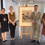 L’ambassadeur vietnamien Trinh Duc Hai (2e de droite) et la directrice du Musée d’Art et d’Histoire Paul Éluard, Valérie Perlès (3e de droite) à côté de l’œuvre originale "Vive la Paix", réalisée par le peintre Pablo Picasso. Photo: VNA