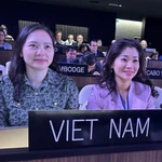 L’ambassadrice Nguyen Thi Van Anh (gauche), cheffe de la Mission permanente du Vietnam auprès de l’UNESCO, et la docteure Nguyen Phuong Hoa, directrice du Département de la coopération internationale, à la 10ᵉ session de la Conférence des Parties de la Convention de 2005 de l'UNESCO, à Paris. Photo: VNA