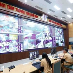 Supervision de la circulation 24h/24 et 7j/7 au Centre de commandement et d'information du Département de la police de la circulation du ministère de la Sécurité publique. Photo : VNA