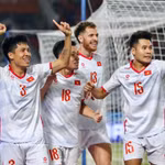 Des joueurs vietnamiens célèbrent le premier but marqué par Van Vi (numéro 3). Photo : VNA