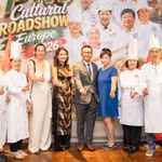 L’ambassadeur du Vietnam en Autriche, Vu Le Thai Hoang, et Gertrud Tauchhammer, rédactrice en chef du magazine SOCIETY, en compagnie d’artisans culinaires vietnamiens lors du Pho Cultural Road Show Europe 2026. Photo : SOCIETY