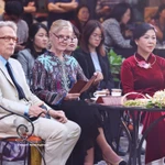 Ngo Phuong Ly (première de droite), épouse du secrétaire général du Parti, To Lam, le duc de Richmond, Charles Henry Gordon-Lennox, et son épouse au Musée national des Beaux-Arts du Vietnam à Hanoï. Photo: VNA