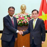 Le ministre des Affaires étrangères, Le Hoai Trung (droite) et l’ambassadeur non-résident du Népal au Vietnam, Dhan Bahadur Oli