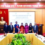 Signature d'un protocole d'accord entre la Zone des vestiges du Président Hô Chi Minh au Palais présidentiel et l’Université d’État de Saint-Pétersbourg. Photo: VNA