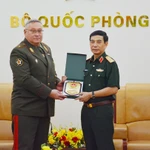 Le général Phan Van Giang, vice-secrétaire de la Commission militaire centrale et ministre de la Défense, reçoitnle général de division Pavel Muraveiko, chef d’état-major général des Forces armées et premier vice-ministre de la Défense de la Biélorussie. Photo: VNA