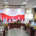 "Les Vietnamiens résidant à l'étranger proposent des pistes pour le développement de Hô Chi Minh-Ville" était le thème d'un colloque organisé en l'honneur du 50e anniversaire de la libération du Sud et de la réunification nationale. Photo : VNA