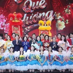 Le président Luong Cuong, son épouse et des artistes participant au programme artistique spécial "Printemps au pays natal 2026". Photo: VNA