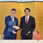 Le représentant en chef de l’UNESCO au Vietnam, Jonathan Wallace Baker (à gauche), et l'ambassadeur du Japon au Vietnam, Ito Naoki, lors de la cérémonie de signature. Photo: VNA