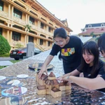Des jeunes interagissent avec des œuvres d'art au Musée national d'histoire lors du Festival de design créatif de Hanoï 2024. Photo : VNA
