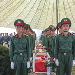 Cérémonie commémorative et d’inhumation des restes de 10 soldats volontaires vietnamiens tombés au Laos. Photo: VNA
