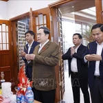 Le président de l'Assemblée nationale, Tran Thanh Man offre de l’encens en hommage de l'ancien secrétaire général du Parti, Nguyen Phu Trong. Photo: VNA