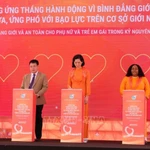 Signature de l'engagement promouvant l'égalité des genres dans l'ère numérique. Photo: VNA