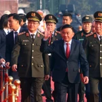 Tran Cam Tu, membre du Bureau politique, permanent du Secrétariat du Parti (au milieu) à la cérémonie de déploiement des forces afin d’assurer la sécurité absolue du XIVᵉ Congrès national du Parti. Photo: VNA