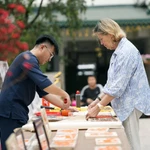 Pour les visiteurs étrangers présents au Vietnam à l'approche du Nouvel An lunaire, et notamment à Hanoï, s’immerger dans l’espace du Têt traditionnel est une expérience véritablement enrichissante. Photo: CTV/VietnamPlus