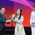 La tireuse Trinh Thu Vinh reçoit le trophée de la Sportive féminine de l’année. Photo : VNA