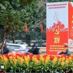 À l’occasion du 14ᵉ Congrès national du Parti, les rues de Hanoï se parent de drapeaux éclatants, de banderoles colorées et de slogans soigneusement déployés. Photo: VNA