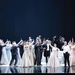Des artistes du Théâtre d’Opéra Giuseppe Verdi de Trieste présentent le chef-d’œuvre « La Traviata » au Théâtre Ho Guom à Hanoï. Photo: VNA
