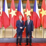 Le président du Sénat de la République tchèque, Milos Vystrcil (gquche) et le président de l’Assemblée nationale, Trân Thanh Mân. Photo: VNA