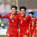 Le défenseur Hieu Minh (gauche) qui a doublé la mise d'une reprise à bout portant, portant le score à 2-0. Photo: VNA