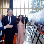 Le secrétaire général du Parti, Tô Lâm, visite l'exposition en marge de l'événement. Photo: VNA