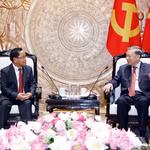 Le secrétaire général du Parti et président de la République, To Lam, reçoit Khamphan Phommathat, membre du Bureau politique du Parti populaire révolutionnaire lao (PPRL), vice-Premier ministre et ministre lao de la Justice. Photo: VNA