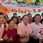 Le ministre singapourien de la Main-d'œuvre, Tan See Leng (centre) visite le stand de la VNAS. Photo: VNA