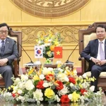 Le président de l’Assemblée nationale de la République de Corée, Woo Won‑shik (gauche) et le secrétaire du Comité provincial du Parti de Ninh Binh, Dang Xuan Phong. Photo: VNA