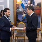 L’ambassadeur du Vietnam au Mexique et en El Salvador, Nguyen Van Hai (droite) présente ses lettres de créance au vice-président d’El Salvador, Félix Ulloa. Photo: VNA