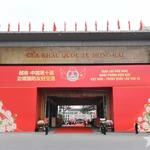 La poste frontière international de Mong Cai décorée en rouge à l'occasion du 10ᵉ excercice d'échange d'amitié en matière de défense frontalière Vietnam-Chine. Photo: qdnd.vn