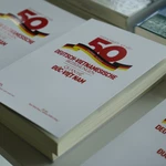 Le livre « 50 ans de relations Vietnam-Allemagne : Partenaires dans le passé, le présent et l'avenir » dresse un bilan complet d'un parcours de coopération marqué par des liens historiques profonds. Photo: VNA