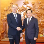 Trinh Van Quyet (droite), membre du Bureau politique, secrétaire du Comité central et chef de la Commission de la sensibilisation, de l’éducation et de la mobilisation des masses du PCV reçoit 'ambassadeur de Cuba au Vietnam, Rogelio Polanco Fuentes. Photo: VNA