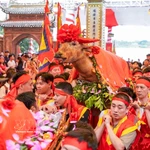 Procession de l’eau du fleuve Rouge lors de la fête traditionnelle du village de Bat Trang 2026. Photo: VNA