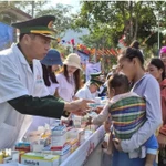 Les documents du 14e Congrès national du Parti souligne la position constante du Vietnam de considérer le peuple comme à la fois, « le centre, l'objectif, la motivation et la ressource du développement ». Photo: VNA
