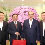 Tran Cam Tu (2e à partir de la gauche), permanent du Secrétariat du Comité central du Parti, rend visite à l’ancien secrétaire général du Parti Nong Duc Manh (3e à partir de la gauche). Photo: VNA