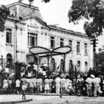 Le 19 août 1945, après un rassemblement à la place de l'Opéra de Hanoï, les forces d'autodéfense et la population de la capitale occupèrent le Palais dfu Tonkin, siège du gouvernement fantoche français au Nord. Photo : VNA