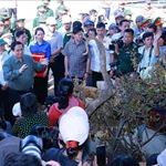 Le Premier ministre Pham Minh Chinh rend visite aux sinistrés de la commune de Da Gi, province de Gia Lai. Photo: VNA